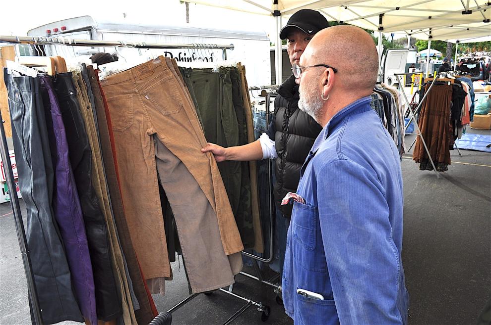 HUNTING DAY AT ROSE BOWL FLEA MARKET, PASADENA (CA)